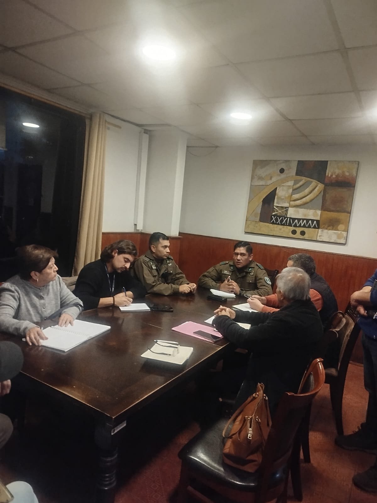 Reunión entre vecinos y Carabineros